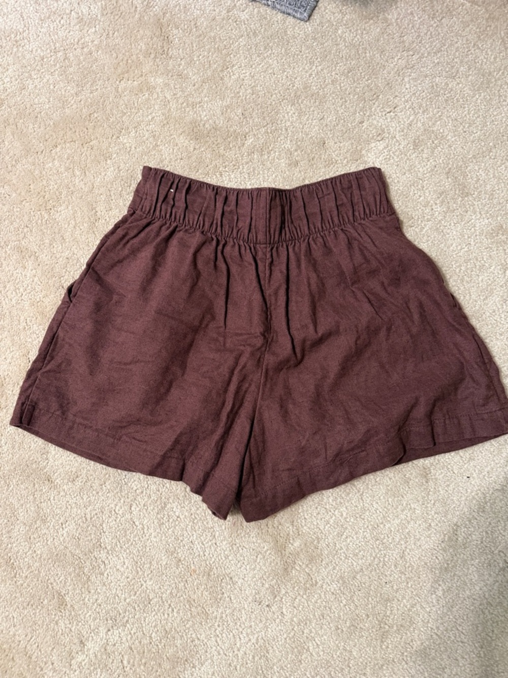 Abercrombie & Fitch High-Waist Pleated Shorts — Deep Brown - Picture 2 of 3